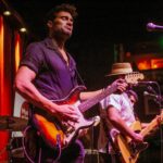 Rodrigo Guirao Díaz Instagram - Terminando un año increíble de la mejor manera, tocando en un escenenario, compartiendo música con grandes músicos, amigos y gente que amamos hacer esto. Tremenda noche @myscustomshoptienda @tiago_castle y equipo 👏👏 👏 PH: @camilamendu The Roxy Bar & Grill