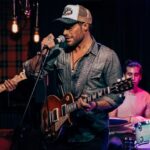 Rodrigo Guirao Díaz Instagram - Vino @ivansingh_ok desde Chicago a Miami para hacer dos shows, uno en @savagelabswynwood y el de ayer en @theandersonmiami . Tuve el placer de compartir escenario con mi amigo después de tanto tiempo y también de estar junto a la banda de @duck.romero Esto fue para mi reencontrarme con la música una vez más un año entero en el que estuve en mi modo actor. Gracias por las fotos y los videos al genio de @felipe22herrera con el que además tengo el gusto de trabajar a diario. 🎸🎸🎸 The Anderson Miami