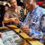 Rodrigo Guirao Díaz Instagram - Ayer viví algo increíble. Casi que lo soñé así: Pude conocer a una leyenda viviente de la música, el día de su cumpleaños, en su bar @buddyguys , verlo cantar, que me firme su signatur y tener una foto de ese momento. Un recuerdo que quedará para toda mi vida. Felices 87 @therealbuddyguy La primera vez que escuche su música y vi sus shows fue cómo hace más de 25 años. Gracias a él y a un par más es que agarre una guitarra eléctrica. Ganó 9 grammys e influenció a Eric Clapton, Jimi Hendrix, Jimmy Page, Keith Richards, Stevie Ray Vaughan, Jeff Beck, Gary Clark Jr. and John Mayer entre tantos otros. 🎶🎸🫶 Buddy Guy's Legends