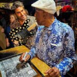 Rodrigo Guirao Díaz Instagram - Ayer viví algo increíble. Casi que lo soñé así: Pude conocer a una leyenda viviente de la música, el día de su cumpleaños, en su bar @buddyguys , verlo cantar, que me firme su signatur y tener una foto de ese momento. Un recuerdo que quedará para toda mi vida. Felices 87 @therealbuddyguy La primera vez que escuche su música y vi sus shows fue cómo hace más de 25 años. Gracias a él y a un par más es que agarre una guitarra eléctrica. Ganó 9 grammys e influenció a Eric Clapton, Jimi Hendrix, Jimmy Page, Keith Richards, Stevie Ray Vaughan, Jeff Beck, Gary Clark Jr. and John Mayer entre tantos otros. 🎶🎸🫶 Buddy Guy's Legends