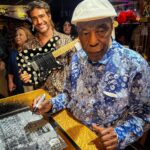 Rodrigo Guirao Díaz Instagram - Ayer viví algo increíble. Casi que lo soñé así: Pude conocer a una leyenda viviente de la música, el día de su cumpleaños, en su bar @buddyguys , verlo cantar, que me firme su signatur y tener una foto de ese momento. Un recuerdo que quedará para toda mi vida. Felices 87 @therealbuddyguy La primera vez que escuche su música y vi sus shows fue cómo hace más de 25 años. Gracias a él y a un par más es que agarre una guitarra eléctrica. Ganó 9 grammys e influenció a Eric Clapton, Jimi Hendrix, Jimmy Page, Keith Richards, Stevie Ray Vaughan, Jeff Beck, Gary Clark Jr. and John Mayer entre tantos otros. 🎶🎸🫶 Buddy Guy's Legends