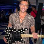 Rodrigo Guirao Díaz Instagram - Ayer viví algo increíble. Casi que lo soñé así: Pude conocer a una leyenda viviente de la música, el día de su cumpleaños, en su bar @buddyguys , verlo cantar, que me firme su signatur y tener una foto de ese momento. Un recuerdo que quedará para toda mi vida. Felices 87 @therealbuddyguy La primera vez que escuche su música y vi sus shows fue cómo hace más de 25 años. Gracias a él y a un par más es que agarre una guitarra eléctrica. Ganó 9 grammys e influenció a Eric Clapton, Jimi Hendrix, Jimmy Page, Keith Richards, Stevie Ray Vaughan, Jeff Beck, Gary Clark Jr. and John Mayer entre tantos otros. 🎶🎸🫶 Buddy Guy's Legends
