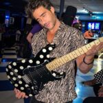 Rodrigo Guirao Díaz Instagram - Ayer viví algo increíble. Casi que lo soñé así: Pude conocer a una leyenda viviente de la música, el día de su cumpleaños, en su bar @buddyguys , verlo cantar, que me firme su signatur y tener una foto de ese momento. Un recuerdo que quedará para toda mi vida. Felices 87 @therealbuddyguy La primera vez que escuche su música y vi sus shows fue cómo hace más de 25 años. Gracias a él y a un par más es que agarre una guitarra eléctrica. Ganó 9 grammys e influenció a Eric Clapton, Jimi Hendrix, Jimmy Page, Keith Richards, Stevie Ray Vaughan, Jeff Beck, Gary Clark Jr. and John Mayer entre tantos otros. 🎶🎸🫶 Buddy Guy's Legends