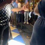 Rodrigo Guirao Díaz Instagram - Ayer viví algo increíble. Casi que lo soñé así: Pude conocer a una leyenda viviente de la música, el día de su cumpleaños, en su bar @buddyguys , verlo cantar, que me firme su signatur y tener una foto de ese momento. Un recuerdo que quedará para toda mi vida. Felices 87 @therealbuddyguy La primera vez que escuche su música y vi sus shows fue cómo hace más de 25 años. Gracias a él y a un par más es que agarre una guitarra eléctrica. Ganó 9 grammys e influenció a Eric Clapton, Jimi Hendrix, Jimmy Page, Keith Richards, Stevie Ray Vaughan, Jeff Beck, Gary Clark Jr. and John Mayer entre tantos otros. 🎶🎸🫶 Buddy Guy's Legends