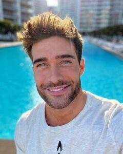 Rodrigo Guirao Díaz Instagram - Che… ¿Qué les gusta más? Foto sin guitarra o así, foto sin guitarra? 😂😂😂