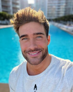 Rodrigo Guirao Díaz Instagram - Che… ¿Qué les gusta más? Foto sin guitarra o así, foto sin guitarra? 😂😂😂