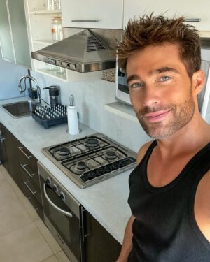 Rodrigo Guirao Díaz Instagram - Feliz con mi nueva cocina. Mi idea se hizo realidad. Hace tiempo se me ocurrió abrir la pared que dividía la cocina del living. Cuando lo hice le puse una barra muy linda pero con la cocina a la vista sentía que no quedaba bien la cerámica que estaba y visualmente me achicaba el espacio. Ahí surgió la idea de seguir con el material y color que usé para la barra en la mesada y en la alzada. ¿Que opinan? Les gusta más ahora? Al final deje fotos de cómo era antes. Gracias @alvarezmarmoleria por los consejos, la atención y la calidad de todo lo que puse. Ahora si… ¿Quién quiere un cafecito?