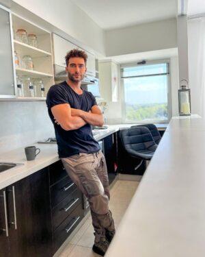 Rodrigo Guirao Díaz Instagram - Feliz con mi nueva cocina. Mi idea se hizo realidad. Hace tiempo se me ocurrió abrir la pared que dividía la cocina del living. Cuando lo hice le puse una barra muy linda pero con la cocina a la vista sentía que no quedaba bien la cerámica que estaba y visualmente me achicaba el espacio. Ahí surgió la idea de seguir con el material y color que usé para la barra en la mesada y en la alzada. ¿Que opinan? Les gusta más ahora? Al final deje fotos de cómo era antes. Gracias @alvarezmarmoleria por los consejos, la atención y la calidad de todo lo que puse. Ahora si… ¿Quién quiere un cafecito?