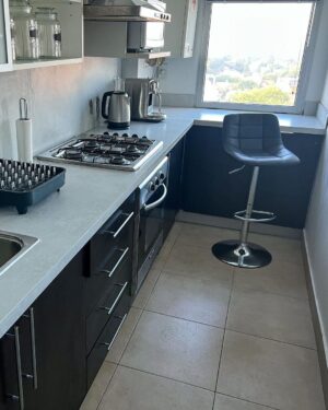 Rodrigo Guirao Díaz Instagram - Feliz con mi nueva cocina. Mi idea se hizo realidad. Hace tiempo se me ocurrió abrir la pared que dividía la cocina del living. Cuando lo hice le puse una barra muy linda pero con la cocina a la vista sentía que no quedaba bien la cerámica que estaba y visualmente me achicaba el espacio. Ahí surgió la idea de seguir con el material y color que usé para la barra en la mesada y en la alzada. ¿Que opinan? Les gusta más ahora? Al final deje fotos de cómo era antes. Gracias @alvarezmarmoleria por los consejos, la atención y la calidad de todo lo que puse. Ahora si… ¿Quién quiere un cafecito?