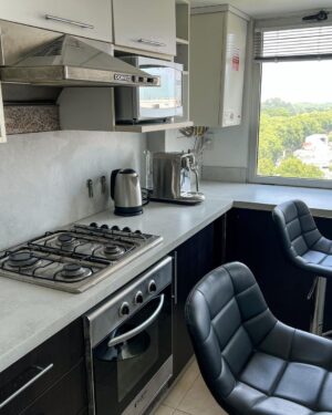 Rodrigo Guirao Díaz Instagram - Feliz con mi nueva cocina. Mi idea se hizo realidad. Hace tiempo se me ocurrió abrir la pared que dividía la cocina del living. Cuando lo hice le puse una barra muy linda pero con la cocina a la vista sentía que no quedaba bien la cerámica que estaba y visualmente me achicaba el espacio. Ahí surgió la idea de seguir con el material y color que usé para la barra en la mesada y en la alzada. ¿Que opinan? Les gusta más ahora? Al final deje fotos de cómo era antes. Gracias @alvarezmarmoleria por los consejos, la atención y la calidad de todo lo que puse. Ahora si… ¿Quién quiere un cafecito?