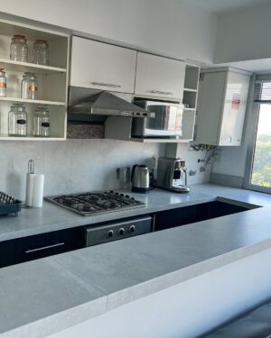 Rodrigo Guirao Díaz Instagram - Feliz con mi nueva cocina. Mi idea se hizo realidad. Hace tiempo se me ocurrió abrir la pared que dividía la cocina del living. Cuando lo hice le puse una barra muy linda pero con la cocina a la vista sentía que no quedaba bien la cerámica que estaba y visualmente me achicaba el espacio. Ahí surgió la idea de seguir con el material y color que usé para la barra en la mesada y en la alzada. ¿Que opinan? Les gusta más ahora? Al final deje fotos de cómo era antes. Gracias @alvarezmarmoleria por los consejos, la atención y la calidad de todo lo que puse. Ahora si… ¿Quién quiere un cafecito?