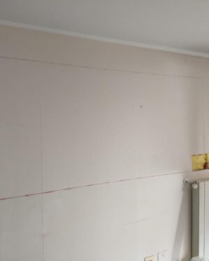 Rodrigo Guirao Díaz Instagram - Feliz con mi nueva cocina. Mi idea se hizo realidad. Hace tiempo se me ocurrió abrir la pared que dividía la cocina del living. Cuando lo hice le puse una barra muy linda pero con la cocina a la vista sentía que no quedaba bien la cerámica que estaba y visualmente me achicaba el espacio. Ahí surgió la idea de seguir con el material y color que usé para la barra en la mesada y en la alzada. ¿Que opinan? Les gusta más ahora? Al final deje fotos de cómo era antes. Gracias @alvarezmarmoleria por los consejos, la atención y la calidad de todo lo que puse. Ahora si… ¿Quién quiere un cafecito?