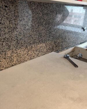 Rodrigo Guirao Díaz Instagram - Feliz con mi nueva cocina. Mi idea se hizo realidad. Hace tiempo se me ocurrió abrir la pared que dividía la cocina del living. Cuando lo hice le puse una barra muy linda pero con la cocina a la vista sentía que no quedaba bien la cerámica que estaba y visualmente me achicaba el espacio. Ahí surgió la idea de seguir con el material y color que usé para la barra en la mesada y en la alzada. ¿Que opinan? Les gusta más ahora? Al final deje fotos de cómo era antes. Gracias @alvarezmarmoleria por los consejos, la atención y la calidad de todo lo que puse. Ahora si… ¿Quién quiere un cafecito?