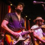 Rodrigo Guirao Díaz Instagram - Terminando un año increíble de la mejor manera, tocando en un escenenario, compartiendo música con grandes músicos, amigos y gente que amamos hacer esto. Tremenda noche @myscustomshoptienda @tiago_castle y equipo 👏👏 👏 PH: @camilamendu The Roxy Bar & Grill