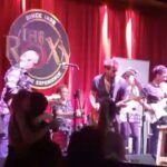 Rodrigo Guirao Díaz Instagram - Terminando un año increíble de la mejor manera, tocando en un escenenario, compartiendo música con grandes músicos, amigos y gente que amamos hacer esto. Tremenda noche @myscustomshoptienda @tiago_castle y equipo 👏👏 👏 PH: @camilamendu The Roxy Bar & Grill