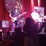 Rodrigo Guirao Díaz Instagram - Terminando un año increíble de la mejor manera, tocando en un escenenario, compartiendo música con grandes músicos, amigos y gente que amamos hacer esto. Tremenda noche @myscustomshoptienda @tiago_castle y equipo 👏👏 👏 PH: @camilamendu The Roxy Bar & Grill