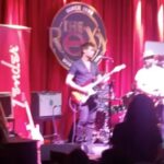 Rodrigo Guirao Díaz Instagram - Terminando un año increíble de la mejor manera, tocando en un escenenario, compartiendo música con grandes músicos, amigos y gente que amamos hacer esto. Tremenda noche @myscustomshoptienda @tiago_castle y equipo 👏👏 👏 PH: @camilamendu The Roxy Bar & Grill