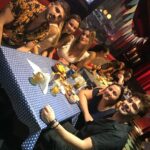 Rodrigo Guirao Díaz Instagram - Terminando un año increíble de la mejor manera, tocando en un escenenario, compartiendo música con grandes músicos, amigos y gente que amamos hacer esto. Tremenda noche @myscustomshoptienda @tiago_castle y equipo 👏👏 👏 PH: @camilamendu The Roxy Bar & Grill