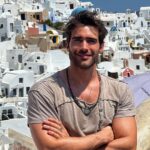 Rodrigo Guirao Díaz Instagram - Y tuve que hacer la gran… ¿Quieren que les saque una foto?…. ¿Me sacarían una a mi por favor? Thanks! #trucosdeviajarsolo #Santorini #grecia #greek #greekislands #santorinigreece Santorini, Greece