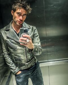 Rodrigo Guirao Díaz Instagram - Looks de ascensor. ¿1 o 2?