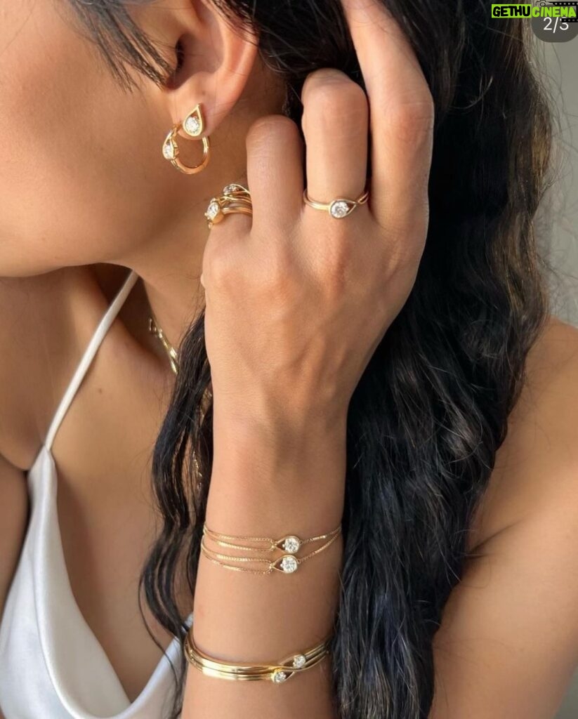 Rosario Dawson Instagram - #labcreated diamonds are a girl’s best friend ✨  @theofficialpandora #diamondsbypandora