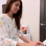 Roselyn Sánchez Instagram – @ebwinter plays guitar… well, I play piano!! 😂😂😂😂

Haven’t played in a gazillion years so don’t mind me rushing it 🤦🏻‍♀️🤦🏻‍♀️🤦🏻‍♀️
It’s excitement!! 🫶🫶🫶🫶

Wait for it! Watch til’ the end 😂

#familtytime
#implayingpianodude
#itsnotacompetition