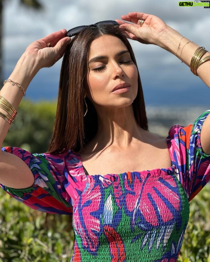 Roselyn Sánchez Instagram - Rainy LA… chillin’ mode… but can’t wait for the sun this week to feel my inner Spring 🌸 🌷🌼 #RSbyRoselynSanchez #rossdressforless