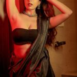 Ruma Sharma Instagram - Any nosepin lover ?? . #nosepin #nosepinlove #sareelover❤️ #blacksaree #rumasharma India