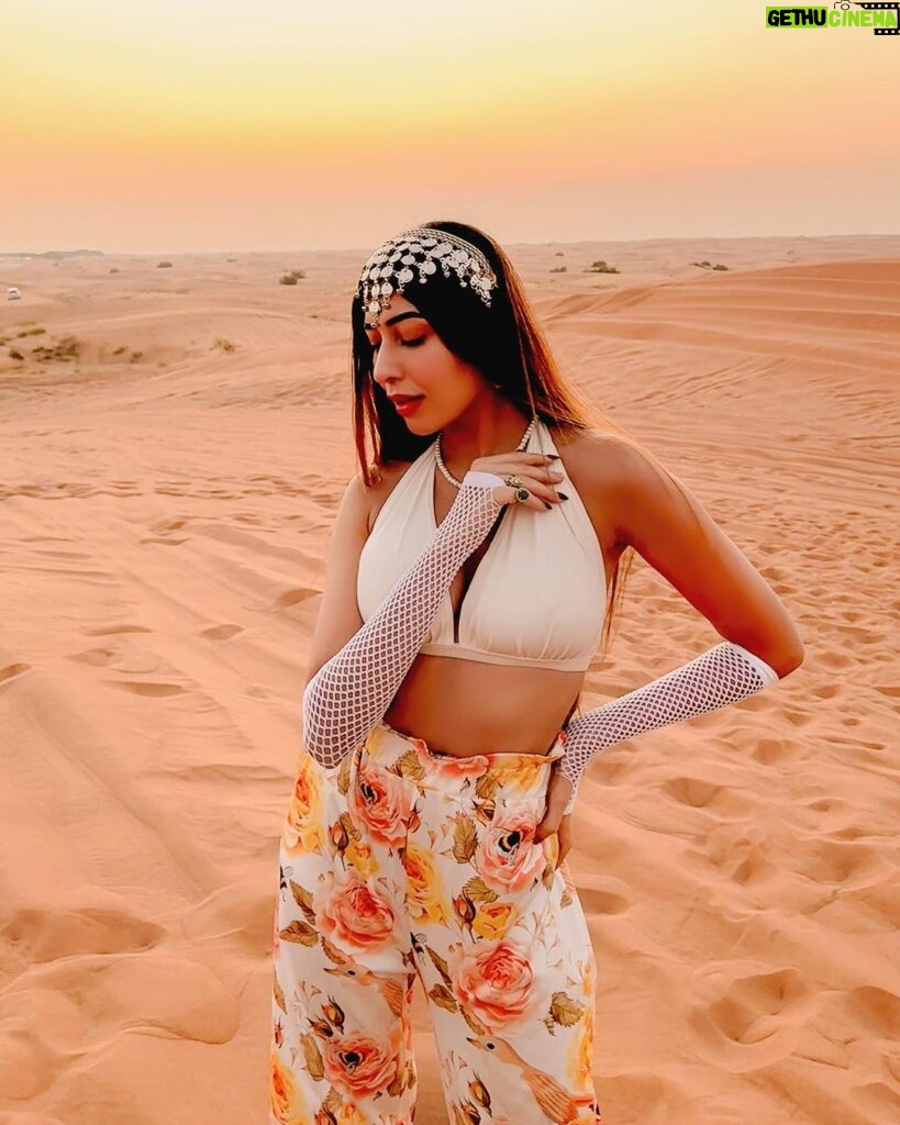 Ruma Sharma Instagram - The temperature is high here but so is my mood ✨ #dubaidesert . . #rumasharma #dubaidesertsafari #desertphotography #sunandsand #goldenhourlight #sundowner #dubaitravel #dubaitravelblogger #travelwithlove Dubai Desert