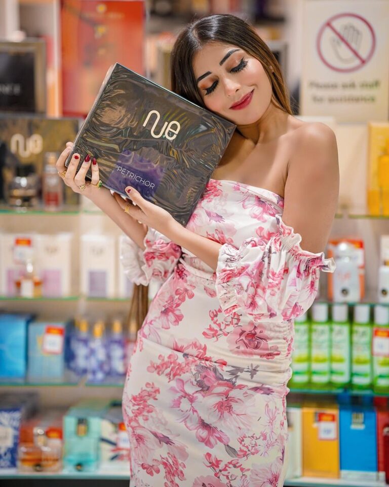 Ruma Sharma Instagram - Life is better when you smell like sunshine and flowers 🌺 Exploring scents at @vperfumesofficial with nue 🥰 It’s pure magic! ✨ #VPerfumes #NueMagic #Collab . . Collab by - @b13_events @belal_afzal Shot by - @qamarraza04 Edit by - @wasey_rock69 . #loveforperfumes #rumasharma #dubaibrand #dubaiperfumes #dubaifashionblogger #perfumeaddict Dubai, United Arab Emirates