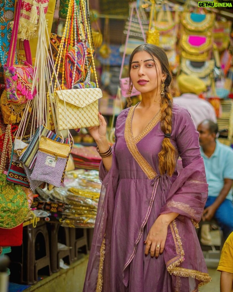 Ruma Sharma Instagram - सादगी 🌸 . . Wearing - @myshka_fashion Styled by - @yourstylistforever Shot by - @gauravrj.photography Edit by - @wasey_rock69 . #rumasharma #delhistreets #delhistreetshopping #desiwear #indiansuit #indianlook #indianfashioninfluencer #stylewithme #streetphotoshoot #portraitsofindia Delhi