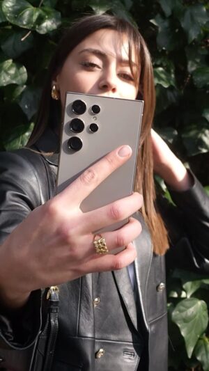 Sıla Türkoğlu Instagram - Artık ben de #TeamGalaxy üyesiyim. #GalaxyS24 Ultra’da hayatımı kolaylaştıran bir sürü yenilik var. Google ile Circle to Search özelliği ile aradığım objeyi daire içine alıp kolayca buluyorum. 🤩 Yoğunluktan fırsatımın olmadığı fakat okumak istediğim metinleri not asistanıyla şıp diye özetliyorum. ✌ Daha bir çok özelliği keşfetmek için sabırsızlanıyorum 🫶 @samsungturkiye #işbirliği  #withGalaxy #samsungunpacked