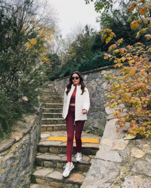 Sıla Türkoğlu Instagram - Havalar serinlese de yürüyüş yapmayı çok seviyorum. 

@hummelturkey hep benimle! 🐝