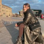 Sahar Moghadass Instagram - چه قشنگه جلو آينه ميشينى از خودت با خودت حرف ميزنى دردو دلاتو ميگى خودتو دلدارى ميدى به چشماى قشنگت خيره ميشى ، لبخند ميزنى …. ميدونى هيچكسى غمخوار تو نيست… همه دردو دلاتو به همون آدمه تُو آينه بگو ، هيچكسى مثل خودت فكر تو نيست 🪞 . . #saharmusic #سحر_مقدس London, United Kingdom