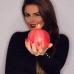 Sahar Moghadass Instagram - يلداتون مبارك 🍉 اميدوارم همگى در كنار عزيزانتون سلامت باشين و لبتون خندون 🙏🏻❤️ . Photo : @faezphotography 📸 . #sahar #saharmusic #shabe_yalda #شب_يلدا #God #🤍 St John's Wood