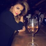 Sahar Moghadass Instagram - بعضى وقتها كه احساس ضعف و شكست ميكنم و فكر ميكنم دارم از زندگى كم ميارم مغز و دلم بهم فرمان ميدن كه كليد احساساتمو خاموش كنم و رى استارت كنم اون موقع قويتر از قبل برميگردم ميشم يه آدم جديد واسه يه زندگيه جديد .... قوى بودن كار آسونى نيست اما ميشه هر روز به خودمون بگيم من ميتونم قوى باشم من قهرمان زندگيمم ..🤘🏻💪🏻 . . . #sahar #saharmusic #من_ميتونم_قوى_باشم #🤘🏻#🤍 London