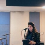Sahar Moghadass Instagram - ساعت ٢ ظهر سر تمرين براى كنسرتهاى پيش رو 🫶🏻🙏🏻 . . چرا امروز اين ويدئو رو پست كردم اونم ويدئويى كه كيفيت خوبى نداره فارغ از هرگونه امكانات اوليه از قبيل ايرمانيتور ، مانيتور يا ميكروفن درست حسابى ؟؟؟ چندتا كامنت منفى ديدم در مورد خودم كه خب عادت كردم اما در مورد خوندن و صدا واقعاً خندم ميگيره وقتى يكى ميگه بلد نيست بخونه يا صدا نداره ،،، اگه صدام مورد علاقتون نيست طبيعيه و قابل احترام ، اما بلد نيست بخونه خنده داره به خدا 😅 دقيقاً همون روزه تمرين وقتى رفتم از اتاق بيرون يه بند متال انگليسى بيرون سيگار ميكشيدن تا منو ديدن بهم گفتن تو ميخوندى گفتم بله چطور گفتن ما نميدونيم به چه زبون ميخوندى اما لذت برديم از خوندنت بعد كسى كه از موزيك هيچى واقعاً هيچى نميدونه منو خواننده نميدونه يا فكر ميكنه من بلد نيستم بخونم 😅😅 استاد بگو ازت خوشم نمياد تو اعصابمى از صدات بدم مياد اما نگو بلد نيست بخونه من اندازه موهاى سرم از ١٩ سالگى رو استيج لايو خوندم …. تمام
