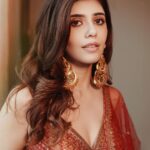 Sanjana Sanghi Instagram - Back to where we began! Here in #Kolkata with my #KadakSingh fam❤️ Seeing #KizieBasu occupy such an irreplaceable place in your hearts has always felt magical, and now to witness you making #Sakshi your own is the cherry on the cake! Ami Taratari Phire Aschi ❤️