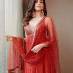 Sanjana Sanghi Instagram - Back to where we began! Here in #Kolkata with my #KadakSingh fam❤️ Seeing #KizieBasu occupy such an irreplaceable place in your hearts has always felt magical, and now to witness you making #Sakshi your own is the cherry on the cake! Ami Taratari Phire Aschi ❤️