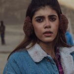 Sanjana Sanghi Instagram - Darte toh hum kisi ke baap se nahi hai 😏 Humare trailer ko itna pasand karne liye, dhanyavaad ❤️🙏🏻 #RadheRadhe #ManjariThings #DhakDhak See you, on October 13th ✨🩷 📸: @khamkhaphotoartist