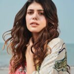 Sanjana Sanghi Instagram - Love. Life. Laughter. Learnings. #2023 🧡 / From a quick 📸 pit stop at the beach in between a press day for #KadakSingh 💜☀️ / Mumbai, Maharashtra