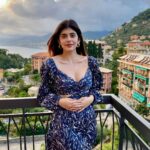 Sanjana Sanghi Instagram - Questa e vita 💕☀️🌊 The last few days were spent in some stunning Ligurian towns along the Italian Riviera. Camogli, though, has my heart. Quaint. Undiscovered. People full of love & life. Food full of color & warmth. Focaccia fresh out of the oven by local bakers. Sea food fresh out of the Ligurian sea. Little colourful homes strewn across the hillside, mesmerising, as though a painting made at leisure. I learned that given a choice, I can sit by a street drinking coffee and people watch for days. I also learned that speed boats across choppy sea waters frighten me?🤷🏼‍♀️ • Camogli - PortoFino - Santa Margarita • #SOnVacay #OffDuty Camogli, Riviera Ligure, Italia