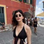 Sanjana Sanghi Instagram - Questa e vita 💕☀️🌊 The last few days were spent in some stunning Ligurian towns along the Italian Riviera. Camogli, though, has my heart. Quaint. Undiscovered. People full of love & life. Food full of color & warmth. Focaccia fresh out of the oven by local bakers. Sea food fresh out of the Ligurian sea. Little colourful homes strewn across the hillside, mesmerising, as though a painting made at leisure. I learned that given a choice, I can sit by a street drinking coffee and people watch for days. I also learned that speed boats across choppy sea waters frighten me?🤷🏼‍♀️ • Camogli - PortoFino - Santa Margarita • #SOnVacay #OffDuty Camogli, Riviera Ligure, Italia