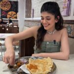 Sanjana Sanghi Instagram - So, work took me back home for a minute and : Had me start the day shooting at my school, spend the morning eating golgappas & chola bhatura at my childhood haunts - all courtesy the fabulous folks at @curly.tales 💕 And then it had me experience the endless love of such a wholesome & electric afternoon at the @srccbusinessconclave 🌸 Heart is happy! Bengali Market