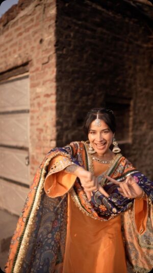 Sara Gurpal Instagram - #SaraKehndi hanji kidan ??
Wearing : @thessarasshop 
📸: @ajay_pictures