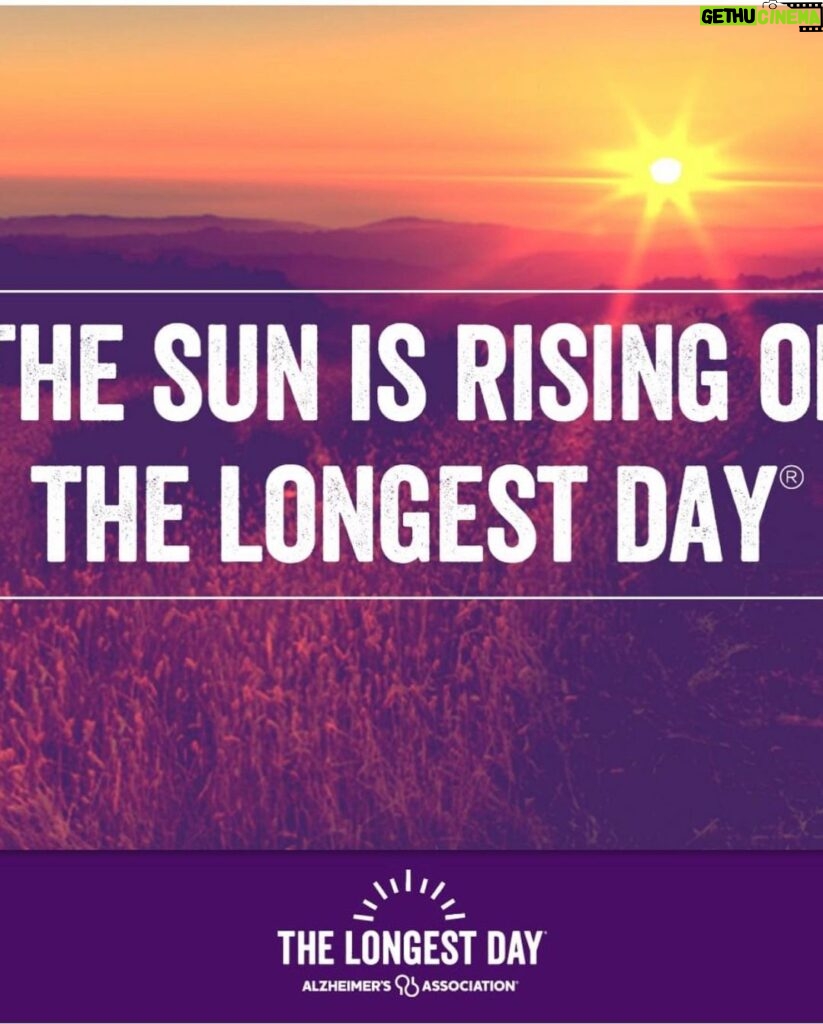 Sarah Rafferty Instagram - Happy Summer Solstice! Happy sunshiniest day of the 365! Today is the longest day of the year. And on this day with the most light, many are shining their light on the darkness of Alzheimers. Please head to @alzassociation for more. Sending love to all the caregivers, today and every long day. 💜☀️ cc: thank you for the sunshiny dress @birdandknoll