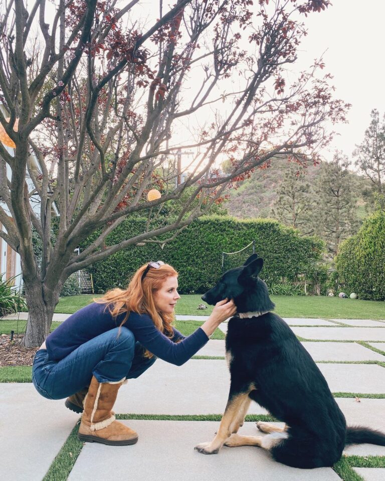 Sarah Rafferty Instagram - Thank you @catielaffoon for sneaking a pic of me and my therapist.