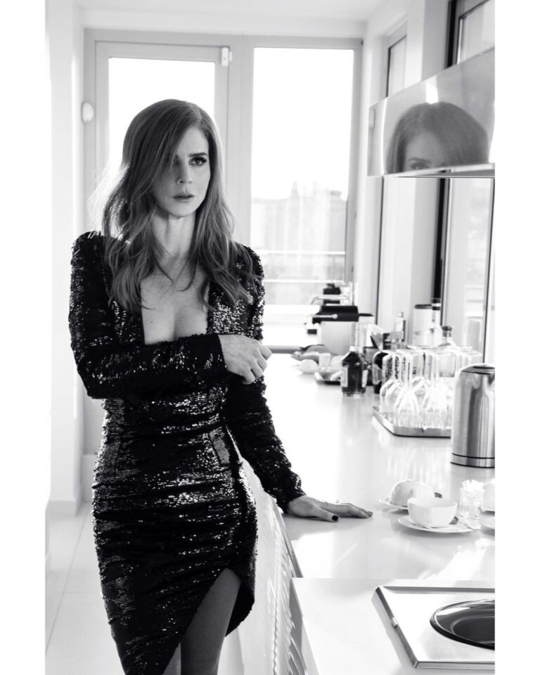 Sarah Rafferty Instagram - Oh hey, I just cooked a turkey, in an immaculate kitchen and a sparkly dress. JK. FBF. All credits go to @stefanierenoma @nicholasme @chadmaxwellhair @aureliepayenmakeup @raphael_say @alexandrevauthier With so many thanks to @hoteldepourtales for having me back again, to celebrate a looming birthday by not cooking a single thing and just relishing precious and fleeting time with my family. Hôtel de Pourtalès