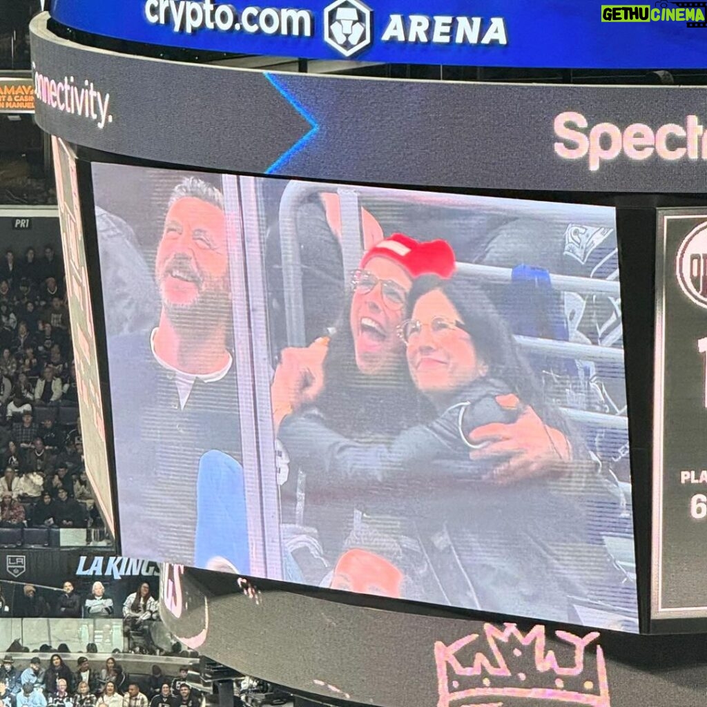 Sarah Silverman Instagram - Thank you @lakings for a great time for all of us especially KINGS SUPERFAN @laurajanesilverman !!! #drewdoughty #Brown23