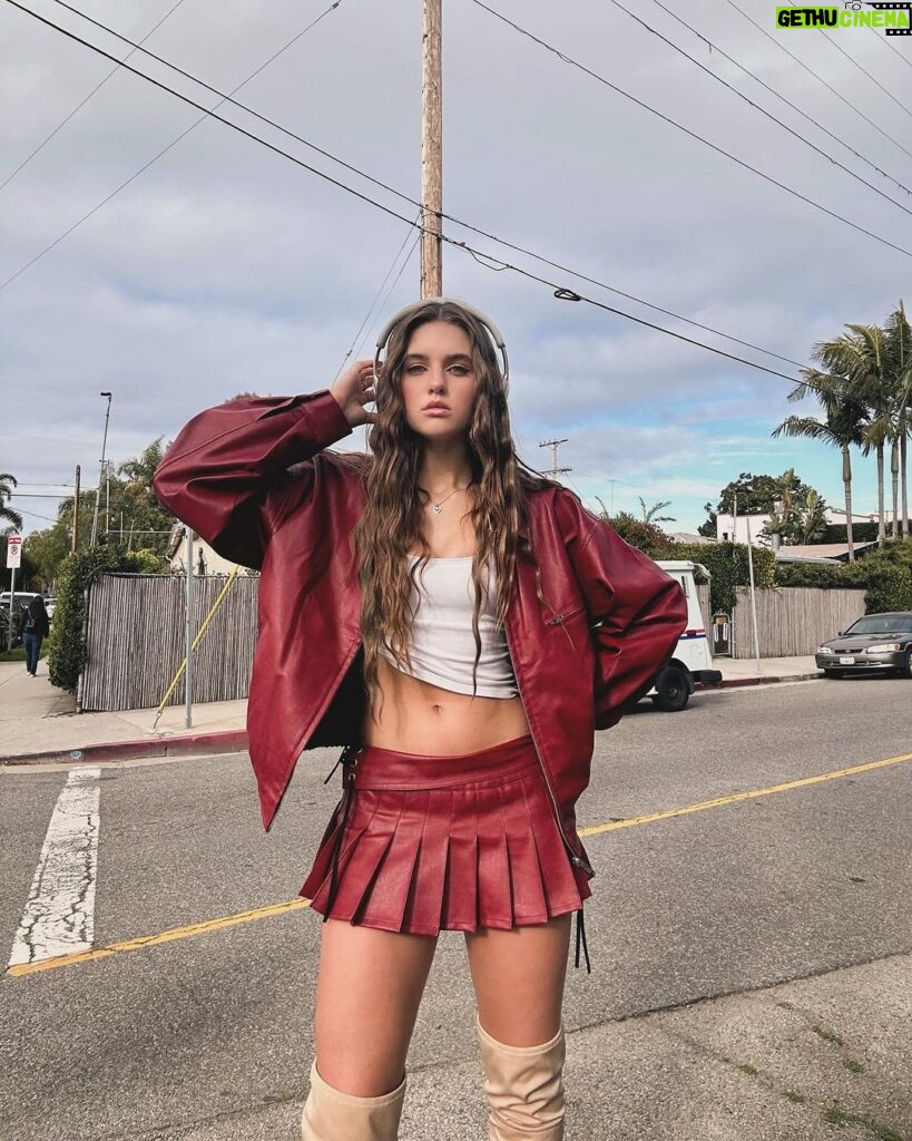 Savannah Clarke Instagram - I S E E R E D _________________________________ I never view mistakes as failures They are simply opportunities To find out what Doesn’t work. ____________________________________ #Red #PleatedSkirts #ArtistCanBeIntrovertedToo #HighsAndLows #ArtistsAreHumanToo #WeHaveGoodDaysAnd…#RedBomberJacket #TanBoots #WhiteSinglets #MermaidHair #WordsOfWisdom #KeepLearning #VeniceBeach ____________________________________ Venice Beach, California